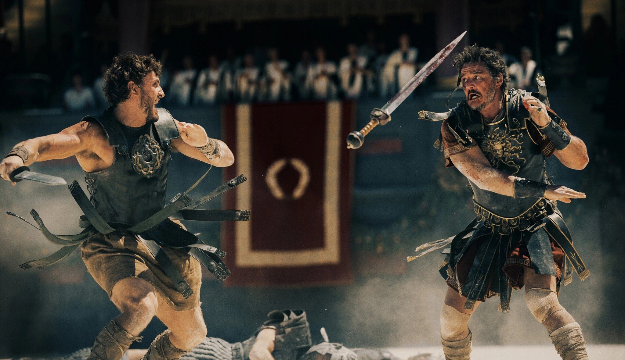 Pedro Pascal (vpravo) a Paul Mescal ve filmu Gladiátor II