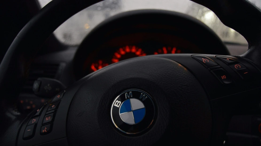 Americká cla a&nbsp;slabý prodej v&nbsp;Číně. Čtvrtletní zisk BMW se o&nbsp;třetinu propadl