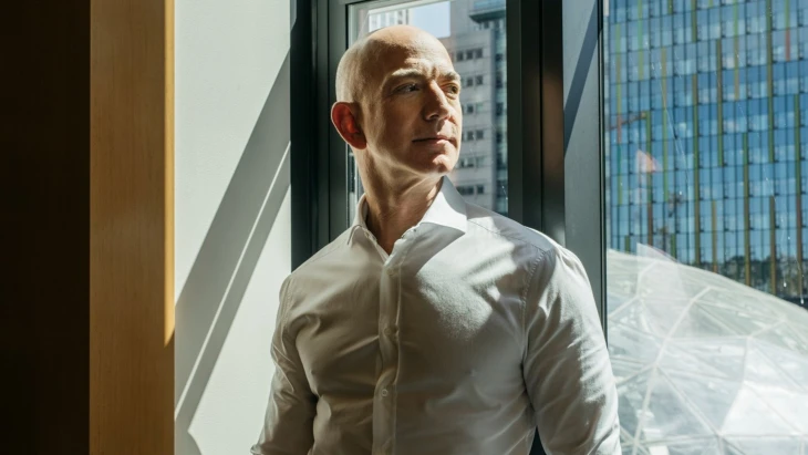 Zrušit daně chudým a netrápit bohaté, požaduje Bezos. Jaké by to mělo následky?