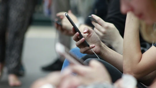 Zákaz sociálních sítí pro děti v&nbsp;Austrálii selhává. Platformy neověřují věk uživatelů, ukazuje studie