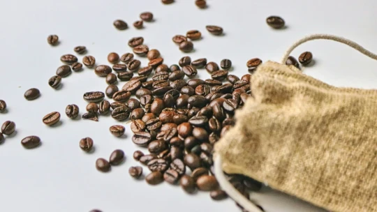 Káva zdražuje kvůli obavám z&nbsp;úrody v&nbsp;Brazílii. Arabica vystoupala na historické maximum