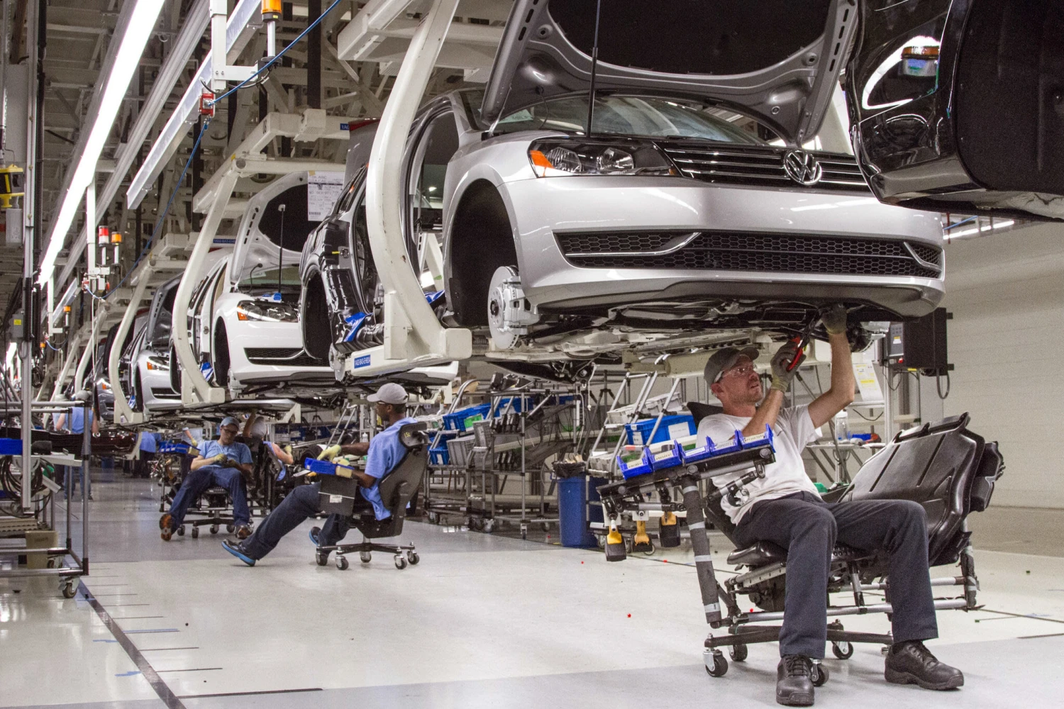 Volkswagen možná pustí čínské automobilky do svých továren. Výhodné by to bylo pro obě strany