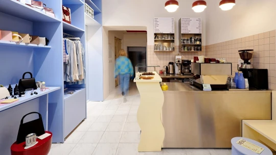 Kabelky Ademi se spojily s pražírnou Šťáva. Nový shop & café otevřely v Dejvicích