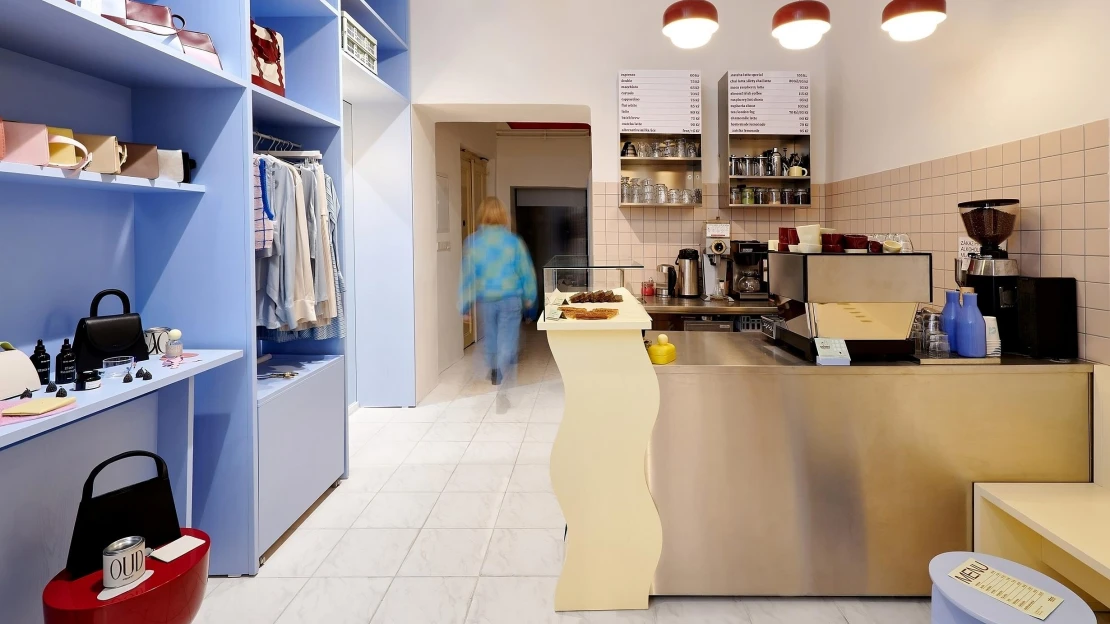 Kabelky Ademi se spojily s pražírnou Šťáva. Nový shop & café otevřely v Dejvicích