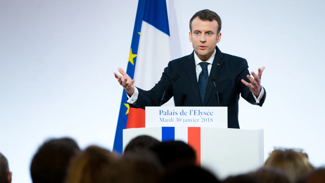 Francouzská vláda po týdnech sporů padla. Macron musí hledat nového premiéra
