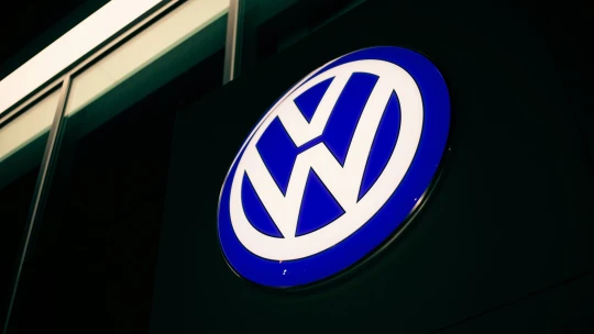 Provozní zisk Volkswagenu loni klesl o&nbsp;víc než polovinu. Dařilo se jen Škodě Auto
