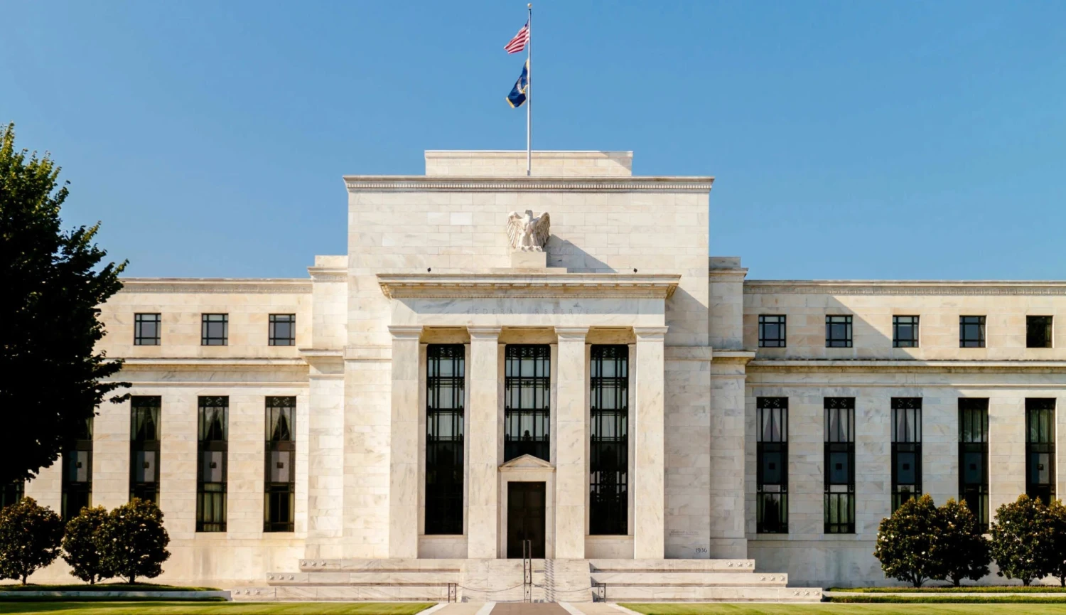 Fed škrtá výdaje. Americká centrální banka chce propustit desetinu zaměstnanců