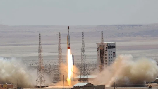 Tři sta kilogramů ve vesmíru. Írán tam pomocí rakety Símorgh vyslal dosud nejtěžší náklad