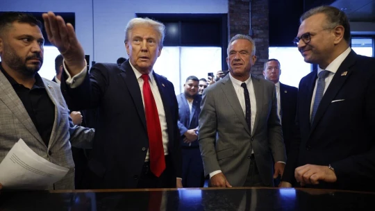 Biden už pomalu balí kufry. Kdo spolu s&nbsp;Trumpem zasedne v čele Spojených států?