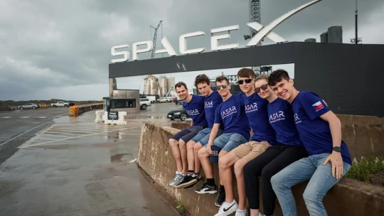 Družice českých středoškoláků LASARsat míří na oběžnou dráhu. Raketa Falcon 9 úspěšně odstartovala