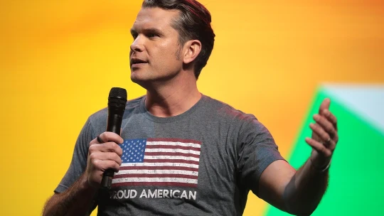 Skandál ministra obrany USA pokračuje. Hegseth sdílel vojenské plány v&nbsp;chatu s&nbsp;rodinou
