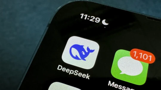 DeepSeek pro trénink neoprávněně použila výstupy OpenAI, tvrdí americká společnost