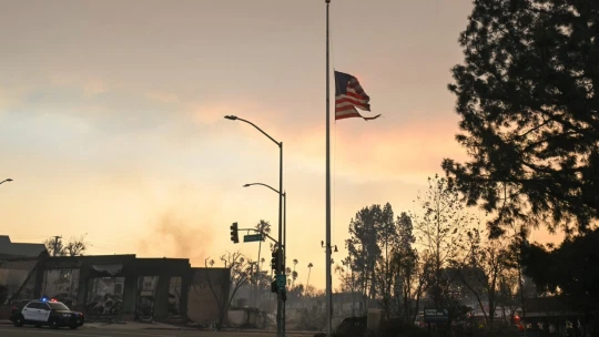 Silný vítr komplikuje práci hasičů v Kalifornii. Požáry si vyžádaly už šestnáct životů
