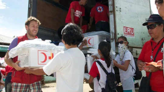 Konflikt v Izraeli: Výměna rukojmích, humanitární pomoc i evakuace stovek lidí