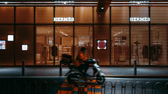 Akcie značek Hermès a&nbsp;Gucci padají. Konflikt v&nbsp;Íránu dopadá na tržby v&nbsp;Dubaji i&nbsp;Paříži