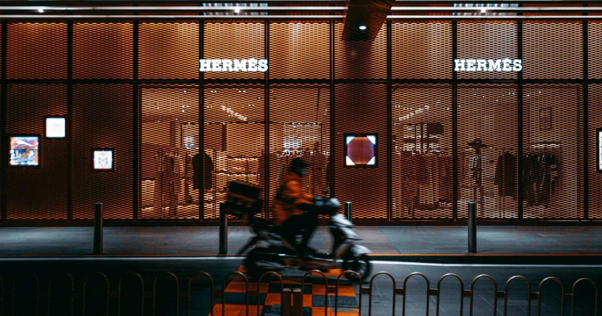 Akcie značek Hermès a Gucci padají. Konflikt v Íránu dopadá na tržby v Dubaji i Paříži