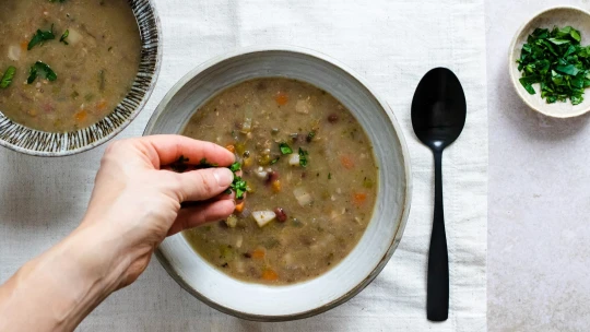 Vemte rozum do hrsti. Neutrácejte za veggie náhražky, hrstková polévka překypuje živinami i&nbsp;bez nich