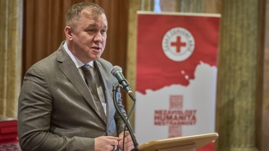 Štědrost Čechů je obrovská, ale vyčerpá se. Děje se toho moc, říká šéf Červeného kříže