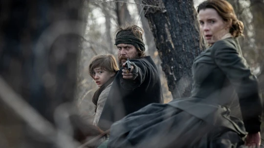 Krásný, drsný a&nbsp;ospalý hit. Proč teď všichni koukají na western od Netflixu?