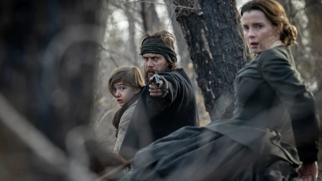 Krásný, drsný a&nbsp;ospalý hit. Proč teď všichni koukají na western od Netflixu?