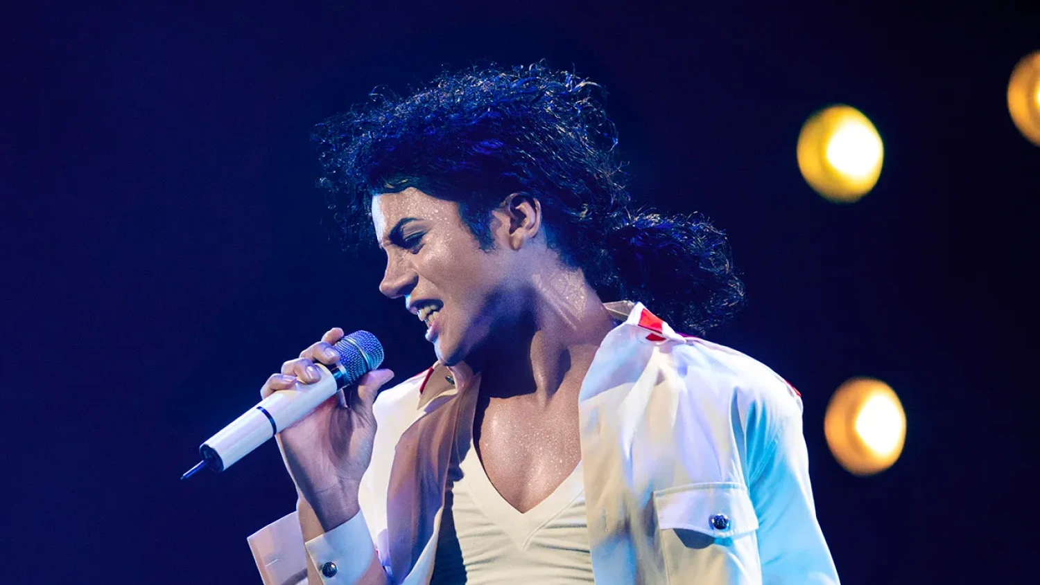 Jackson si v nebi tančí Moonwalk. Film Michael vydělal za první víkend víc než Oppenheimer