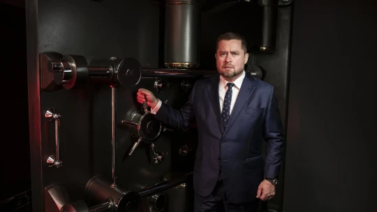 Co se děje v&nbsp;ČNB? Historické nákupy bitcoinu i&nbsp;oceněný guvernér