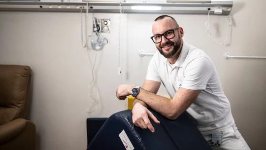 Zrozeni z&nbsp;respektu. Vracíme porodní děj do rukou žen, říká oblíbený lékař