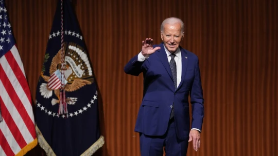 Miliardy Ukrajině, škrtání dluhů. Co všechno Biden stihl na poslední chvíli?