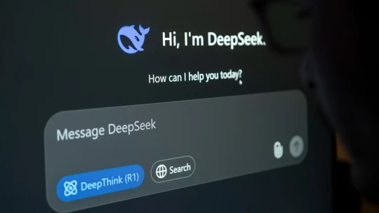 Nebrali ho vážně, teď způsobil miliardové ztráty. Kdo je zakladatel firmy DeepSeek?