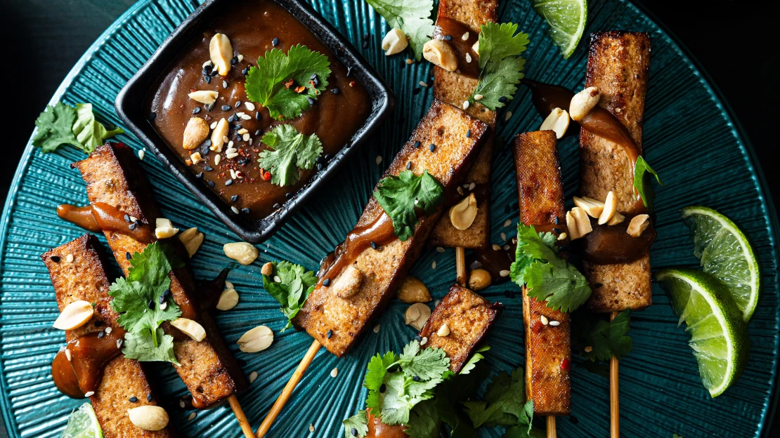 Asie plná chutí. Tofu satay se znamenitou arašídovou omáčkou