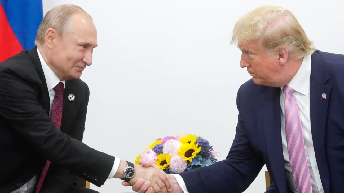 Trhy v&nbsp;napětí. Před schůzkou Trumpa s&nbsp;Putinem klesají ceny ropy i&nbsp;plynu, dolar oslabuje