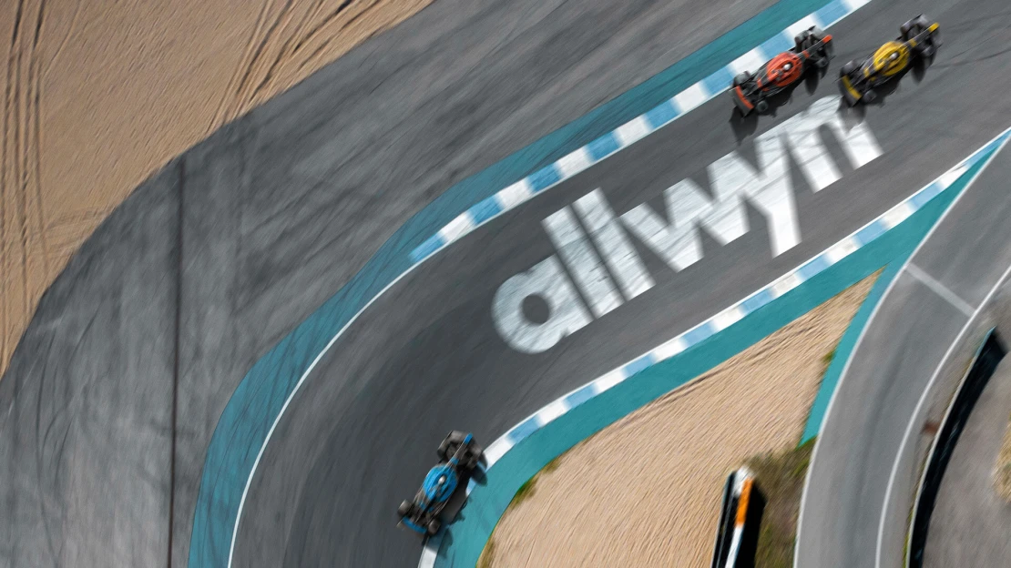 Komárek míří na závodní okruh. Allwyn se stává oficiálním partnerem formule 1