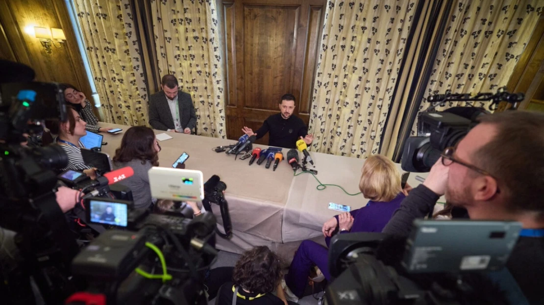Ranní výběr: Ostrý start na konferenci v&nbsp;Mnichově, internetové kulatiny a&nbsp;miliardoví důchodci