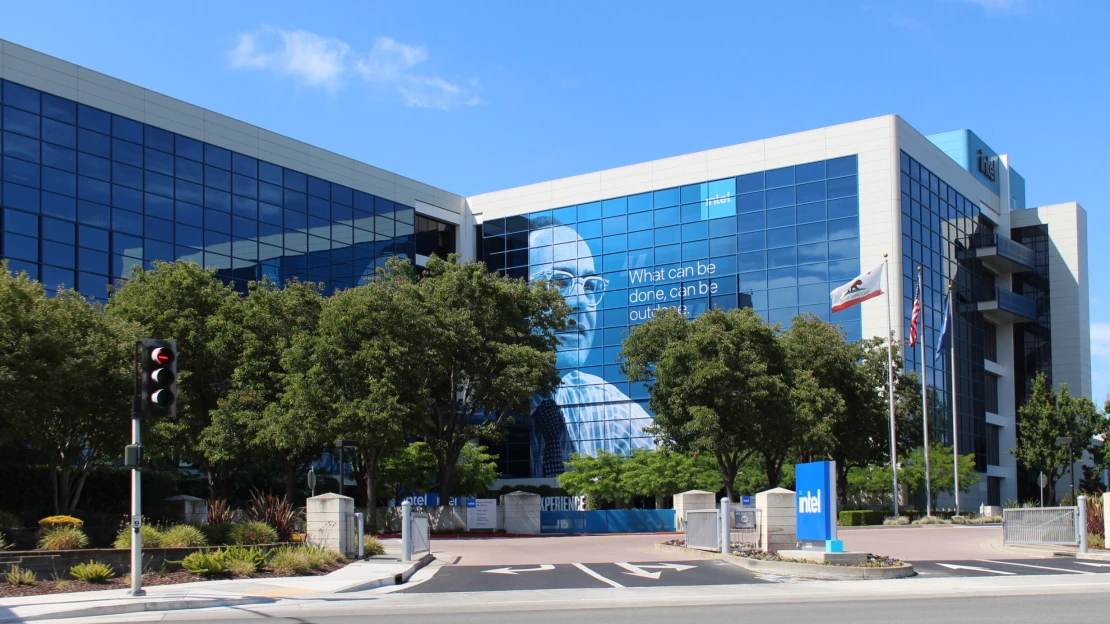 Porcování Intelu? Konkurenční Broadcom a TSMC uvažují o rozdělení polovodičového giganta