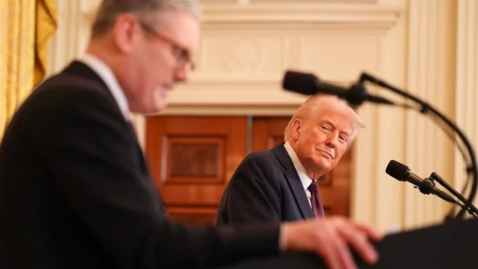 Británii mohou minout cla, pokud s&nbsp;USA uzavře dohodu, připustil Trump po&nbsp;jednání se Starmerem