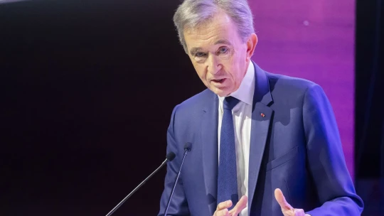 Miliardář Arnault rozšiřuje mediální impérium. Reportéři bez hranic upozorňují na rizika
