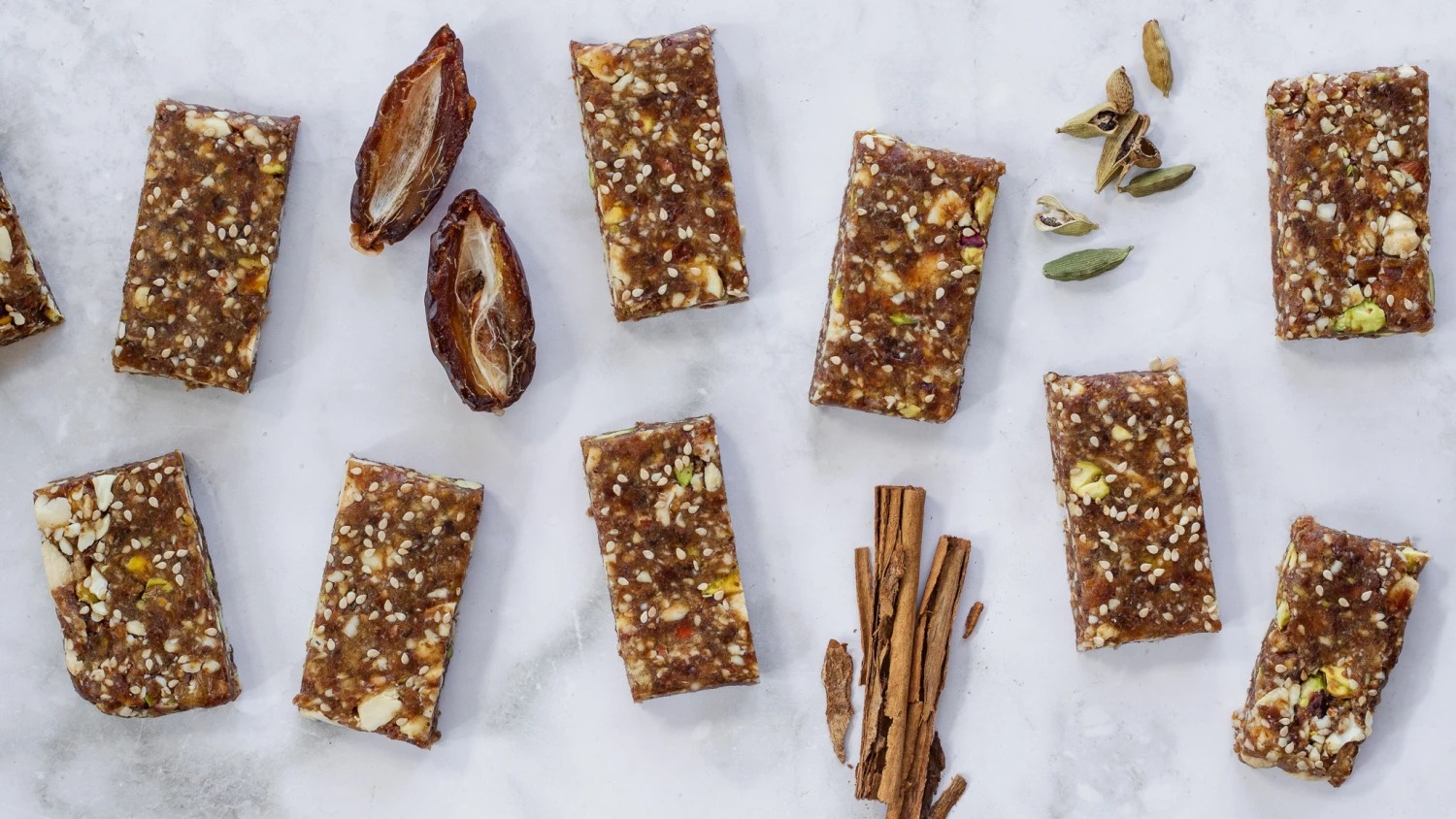 Na chuť i pro energii. Ořechové tyčinky slazené jen datlemi zvládnou obojí