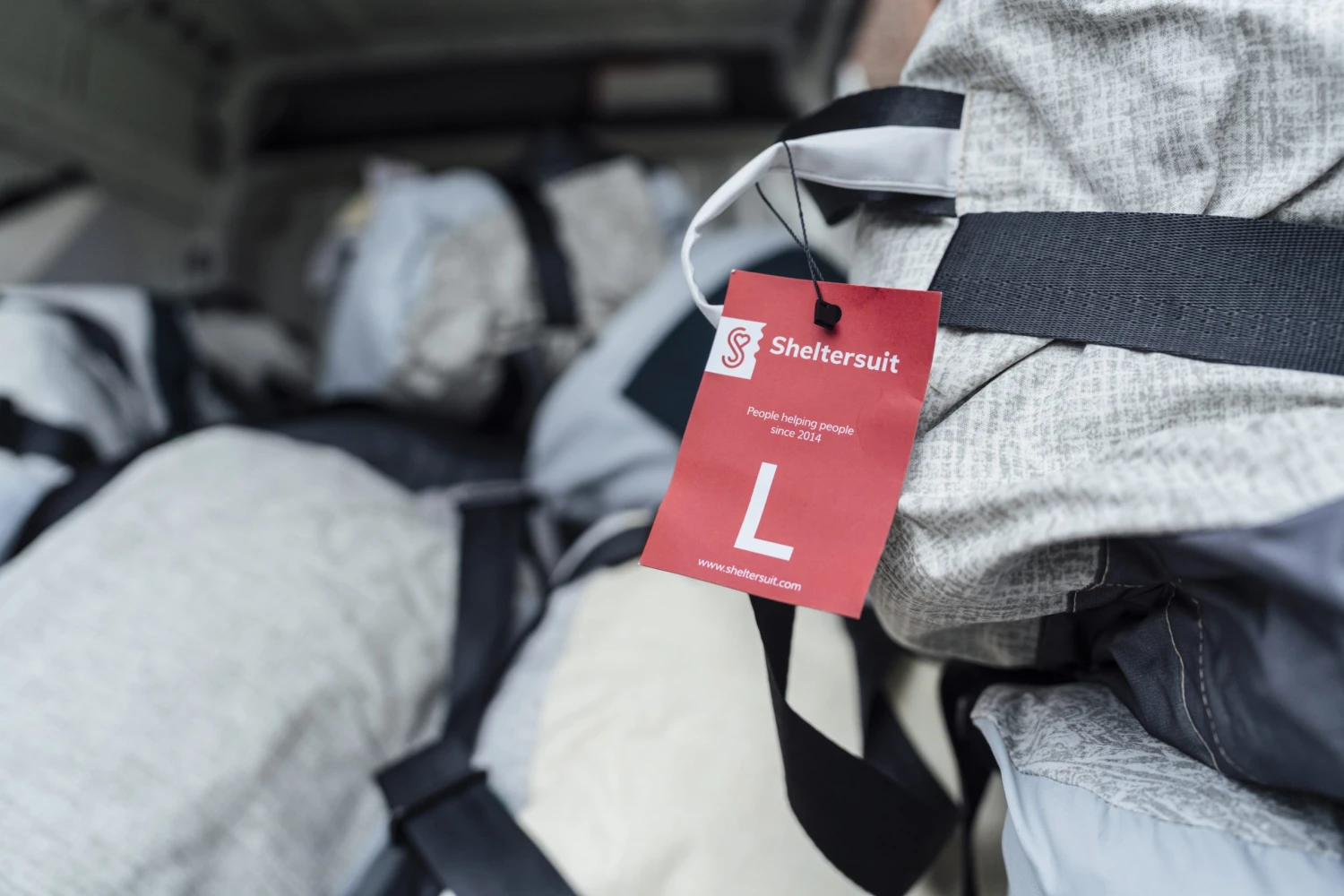 V suchu a teple. Speciální zimní obleky Sheltersuit poprvé pomáhají lidem bez domova v Praze