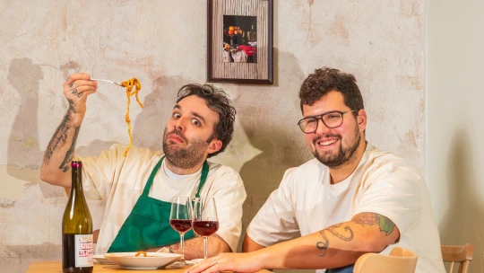 Řízek v&nbsp;pizze, naturální italská vína a&nbsp;FOMO. Na Vinohradech otevřela Enoteca