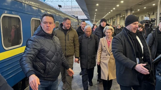 Tři roky války. Vrcholní představitelé Evropské unie přijeli do Kyjeva na výročí ruské invaze