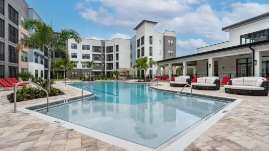 Další miliardový zářez. Čeští developeři na Floridě prodali rezidenci pro důchodce