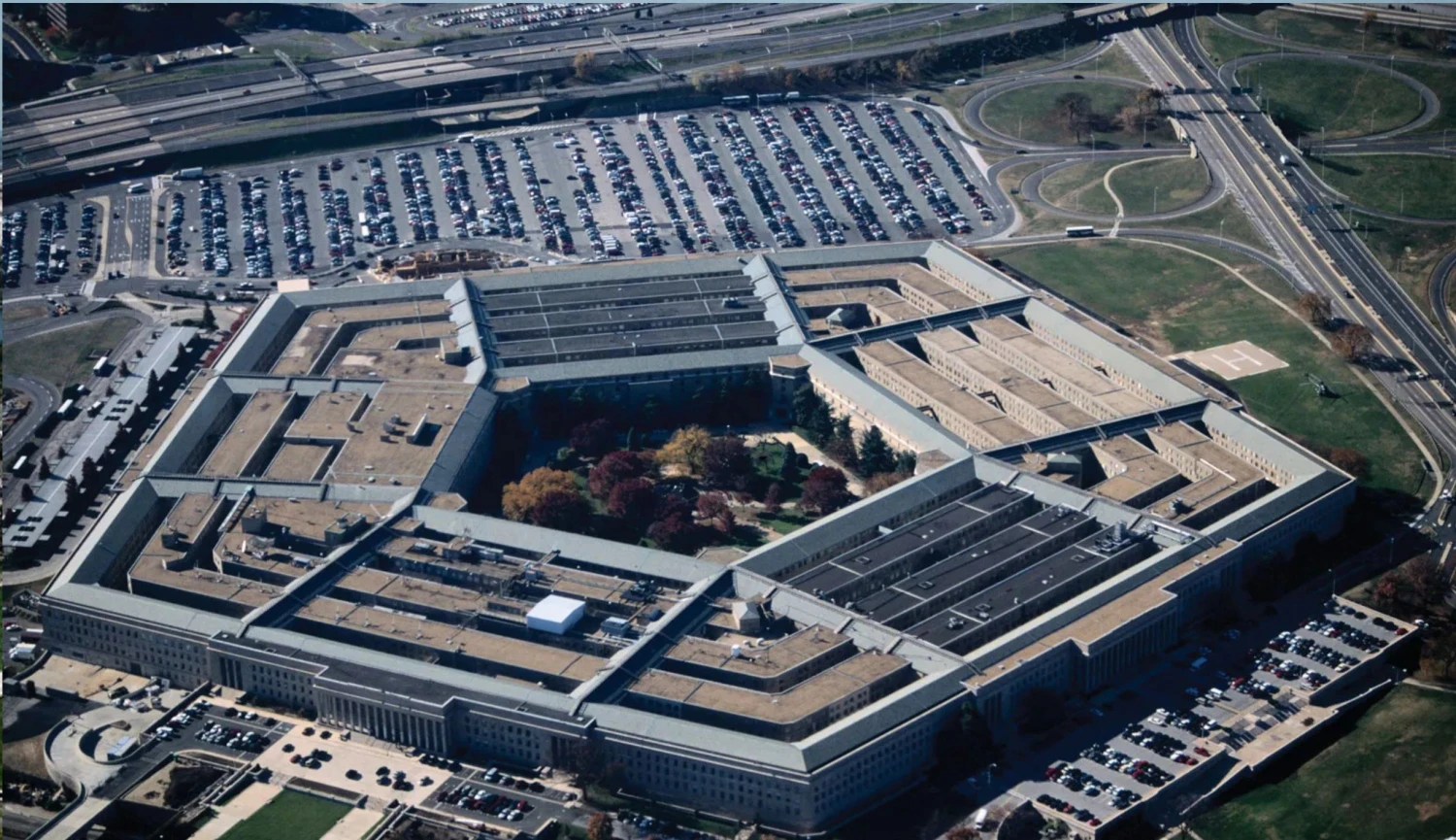 Pentagon bude využívat Muskova chatbota Grok. Dá za něj 200 milionů dolarů