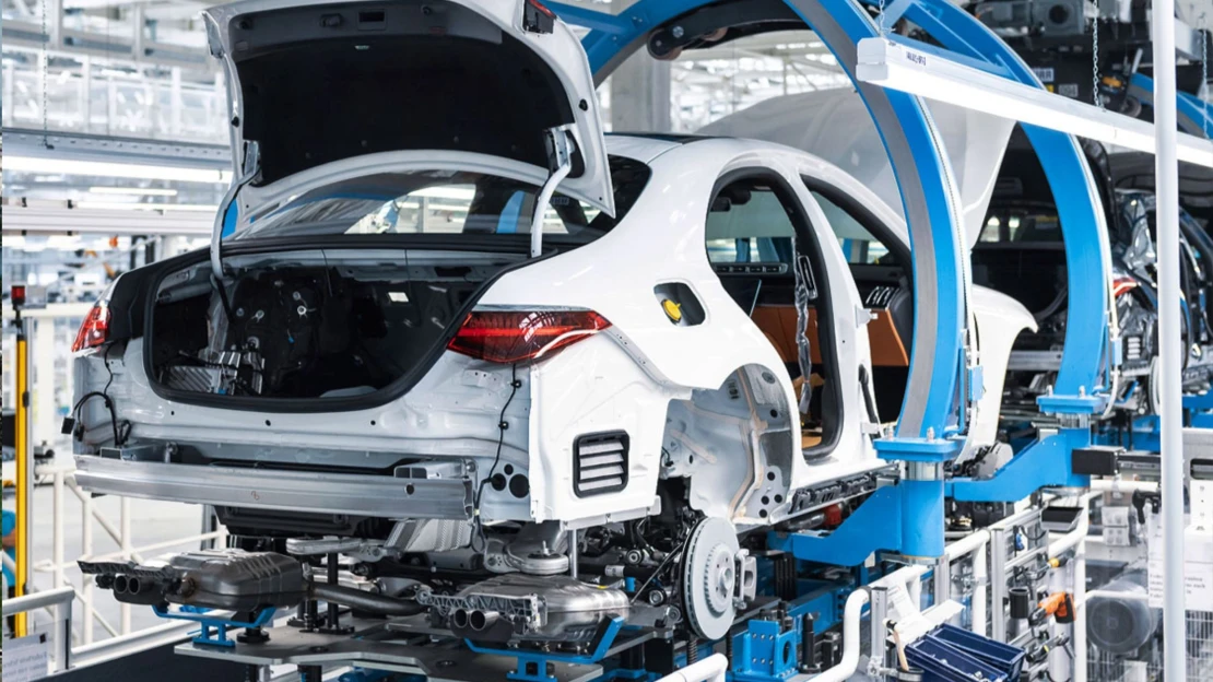 Mercedes-Benz hlásí propad zisku o&nbsp;28 procent. Automobilka plánuje úspory a&nbsp;nižší dividendu