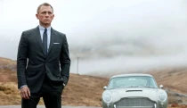 Ranní výběr: Co dělá James Bond na Slovensku a jak vypadá všední královská svatba?