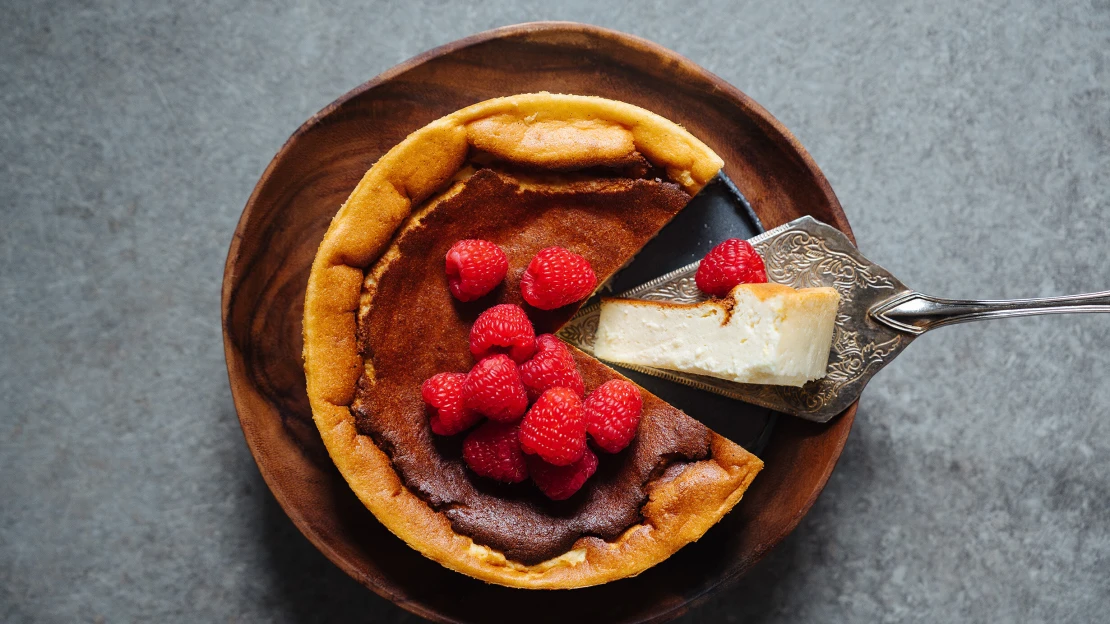 Lehký jako jogurt, krémový jako cheesecake. Koláč ze 6 surovin