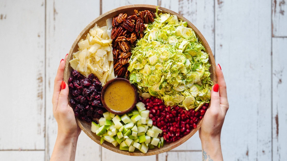 Dokonale sezonní. Křupavý kapustičkový salát je nabitý chutí i vitaminy