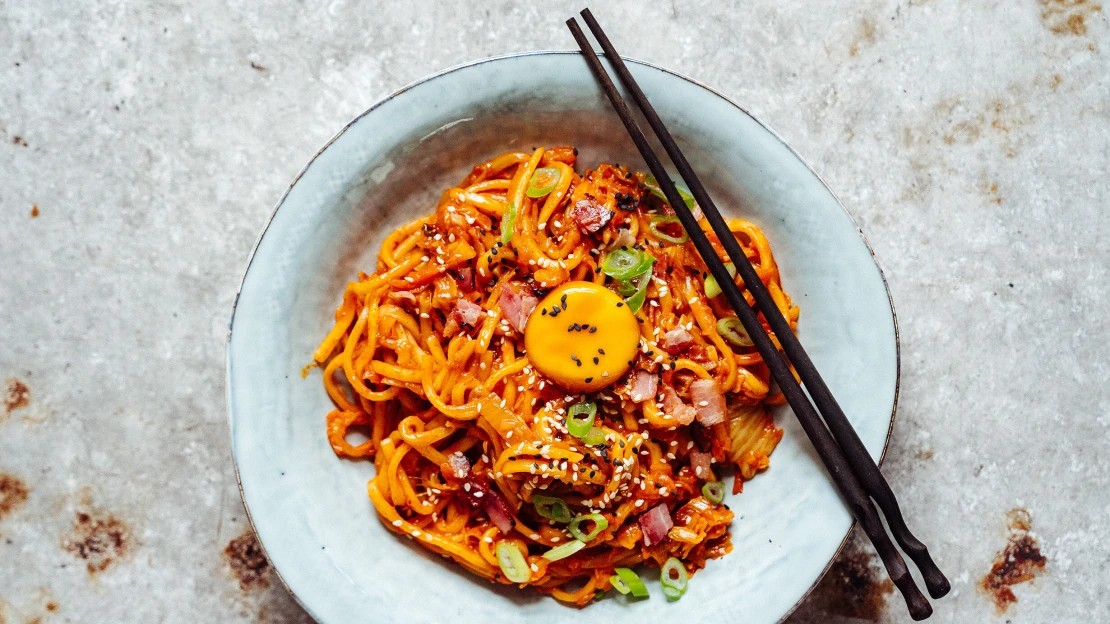 Carbonara po asijsku. Kimči udon nudle uvaříte do 10 minut