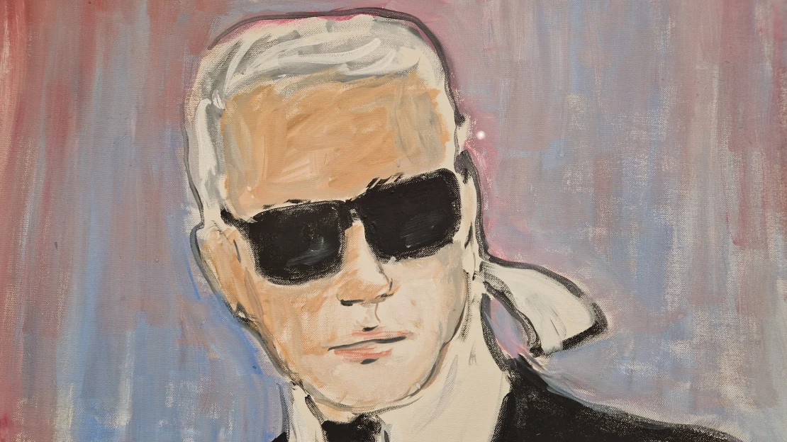 Lagerfeldův autoportrét v Praze. Spolu se skicami módní ikony visí ve Vanguardu 