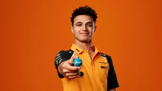 Komárek ve formuli 1 pokračuje. Allwyn se spojil s&nbsp;týmem McLaren
