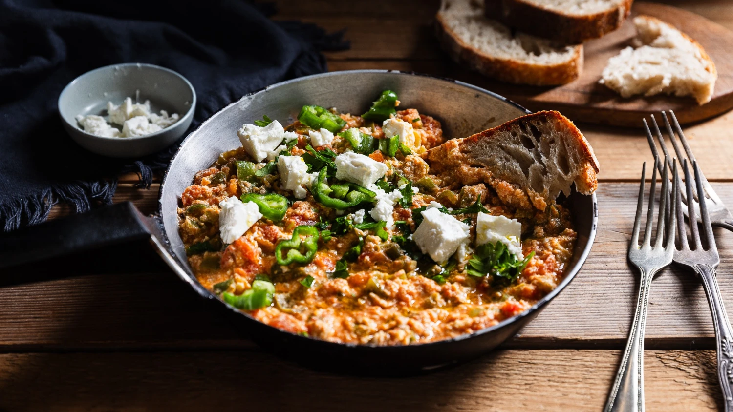 Turecká vejce Menemen. Vláčné míchačky s orientálním řízem